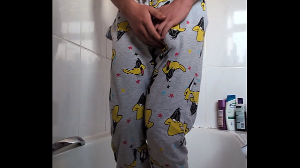 Segurando e molhando pijamas rapaz de 18 anos