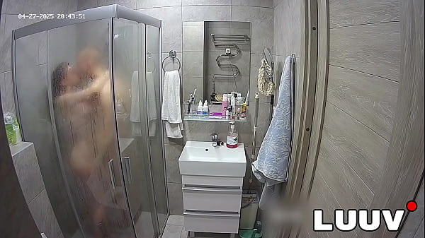 LUUV. Sexo rápido no chuveiro para o jovem casal Abbadon e Kareflore