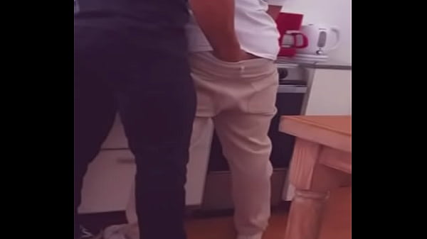 Der Klempner fickt mich für ein Extra-Trinkgeld, er repariert mein Rohr und das Rohr in meinem Arsch