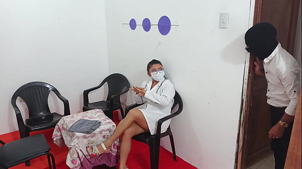 Une femme médecin excitée baise son patient à l'hôpital. Ses seins rebondissent pendant la baise. LA VIDÉO COMPLÈTE EST PREMIUM.