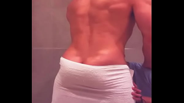 मैं देखता हूं कि मेरा दोस्त बार से घर आकर नहा रहा है और मैं खुद को रोक नहीं पाता, मैं उसके साथ शॉवर में चला जाता हूं।