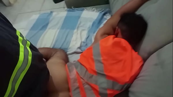 meu colega de trabalho baixinho viu meus v&iacute_deos e disse que queria dar pra mim