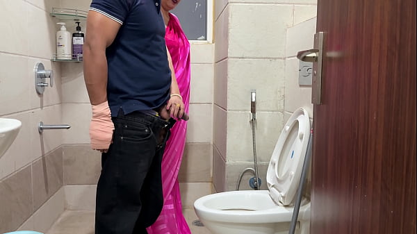 Schöner Teenager hat Spaß mit großem Arsch