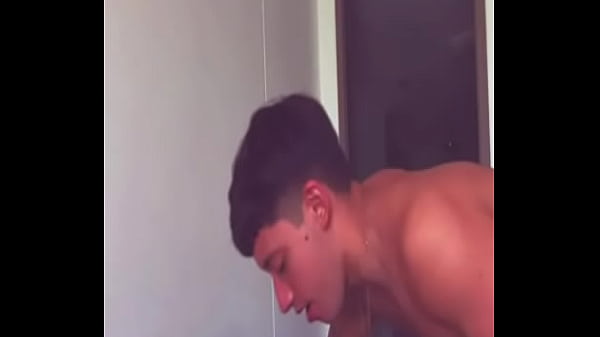 Después de unas copas y una peli mi mejor amiga me chupa el culo