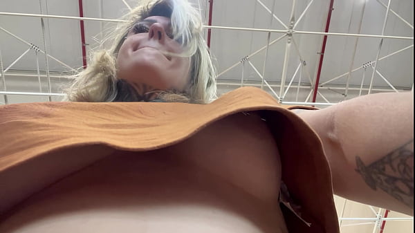 Un uomo filma una donna che si masturba e si masturba con il cellulare nascosto mentre fa la spesa al supermercato