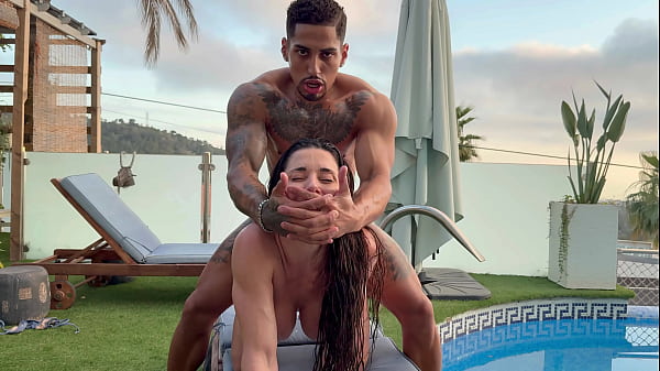 Massage Dầu Và Quan Hệ Tình Dục Thô Lỗ Trong Bể Bơi