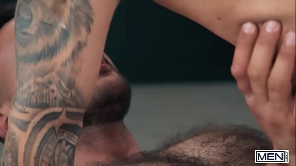 男士 - 彼得和约翰·布拉查利爵士的池畔亲吻带来了强烈的 69 和奶油般的面部效果