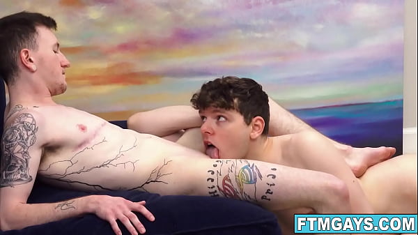Willkommen im Bonusloch-Himmel! FTM-Junge Jaxson Cole wird von Ethan Tate gefickt! Jaxson windet und stöhnt vor Freude, während seine Jungenfotze durchbohrt wird!
