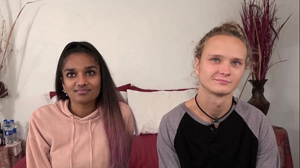 Amateurs desesperadas: MILFs calientes con grandes tetas y chicas en edad universitaria folladas duro por sus apretados coños por una gran polla dura