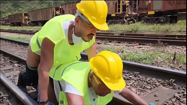 दोपहर के भोजन के समय श्रमिकों को कड़ी मेहनत करनी पड़ी और Ccedil_O फ़ुडेरन ने निष्क्रिय सहकर्मी को मिठाई के लिए बहुत सारा दूध दिया (टीज़र)