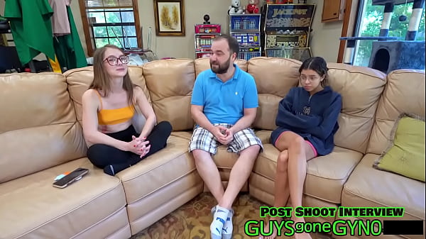 I podologi pervertiti Mira Monroe e Aria Nicole approfittano dei piedi dei pazienti maschi