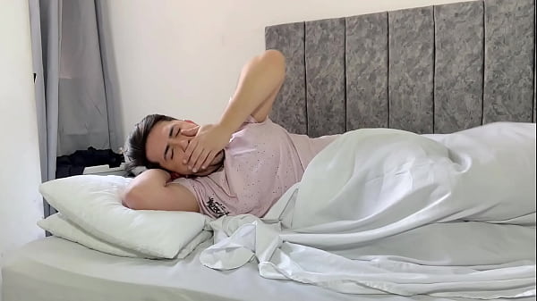 मेरा सौतेला भाई बहुत देर रात को एक पार्टी से घर आता है, मेरे बिस्तर में घुस जाता है और पूरी रात चुपचाप मेरी गांड में लंड डालता है, जिससे मेरी गांड गर्म वीर्य से भर जाती है।