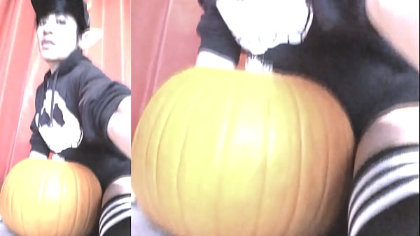 SFW Jon Arteen sexy minet emo femboy sculpte une citrouille d'Halloween dans ses sous-vêtements Jack-o'-Lantern
