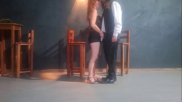 红发女郎兴奋并在餐厅与服务员发生性关系