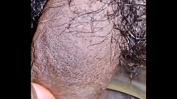 Mikro-Penis-Sissy pisst an verschiedenen Stellen