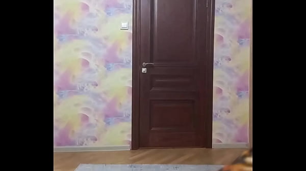 Crossdresser raucht und posiert in langem, engem Kleid