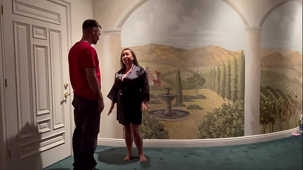 Hermosa hotwife asiática milf con grandes tetas naturales se sorprende con BWC a pelo durante un masaje tántrico