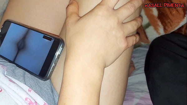 isso que acontece quando meia-irm&atilde_ assiste porno, buceta fica piscando, branquinha nao resiste bate uma punheta e pede para fuder gostoso ate sua buceta gozar