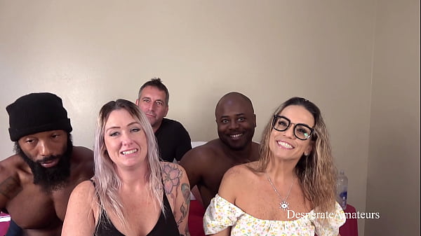 绝望的业余爱好者 热徐娘半老亚历克斯和卡拉热拉丁熟女妈妈性感的狂欢动作