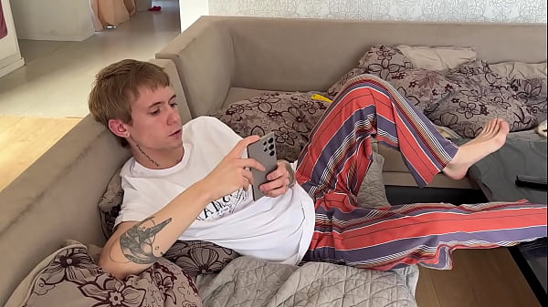 un mec envoie une photo de sa bite à son ami, un mec avec une grosse bite baise un minet au cul serré