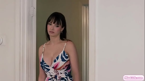 बड़े स्तन वाली लेस्बियन सौतेली माँ की गांड चाटती खूबसूरत किशोर सौतेली बेटी