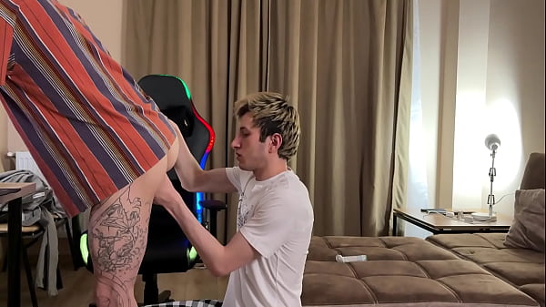 Distracted the Guy From the Game, Gave the Twink a Rimming and Fucked Her Hard with a Big Dick and Came