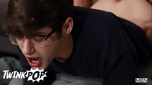 Angel Rivera observa sorrateiramente antes de dar ao Twink Gamer Joey Mills o que ele precisa, seu grande pau duro - TWINKPOP