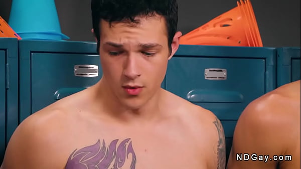 同性恋黑人教练在更衣室里三人性交