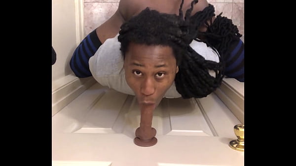 Fodendo essa vadia enquanto estou chupando o pau do namorado dela