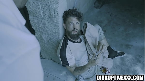 Cara assustador pega um sem-teto na rua - Roman Todd e Alpha Wolfe