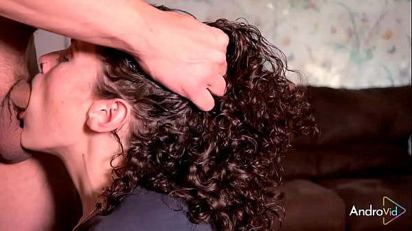 朗达被粗暴地打脸并被堵住嘴。 巴西女王