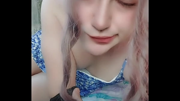 Tödlich in einem sexy Mini: Crossdresser mit einem Hintern, der Aufmerksamkeit verlangt!