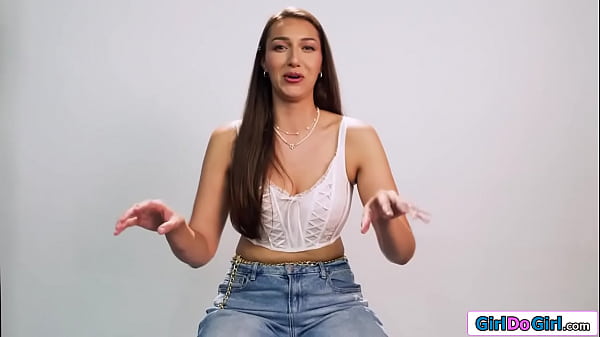 Regardez Bella Rolland se doigter jusqu'à un orgasme