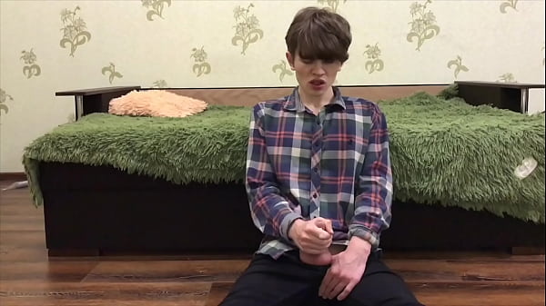 Il figliastro carino si tocca il cazzo extra lungo davanti al patrigno / Grandi sborrate / Cumming violentemente / Si masturba