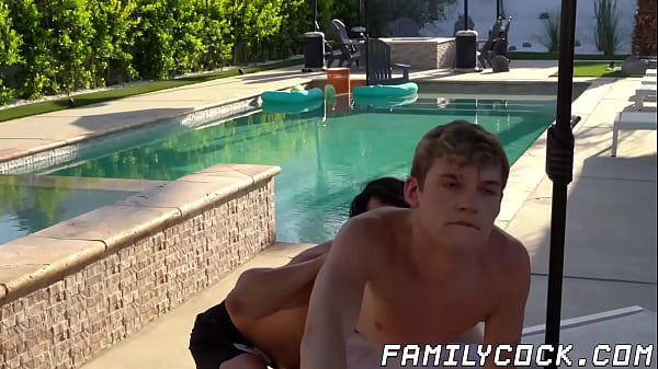 同性恋未发育男孩杰克贝利被继父德里克艾伦深深地舔舐