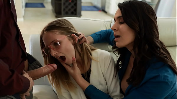 Einsames Foster Teen bietet ihren Körper ihrer neuen Familie an – Fosterteen