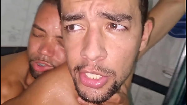 Der Arbeiter wartete darauf, dass alle die Arbeit verließen, um Carl&atilde_o zu ficken, von dem alle sagen, dass er einen Eselsschwanz hat – VOLLSTÄNDIG ROT