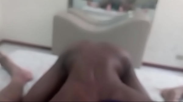 Der junge Pirocudo, den ich am Karnevalsblock aufgelesen habe, musste mit einem harten Schwanz verprügelt werden und bekam zwei Ladungen Sperma rein. Komplett auf Xvideos Premium, nicht zu übersehen