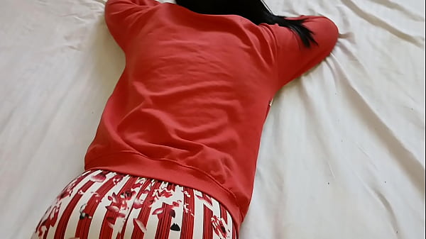 Attraente ragazza teenager si diverte in un ambiente amatoriale