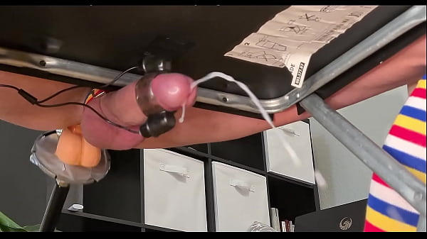 Máquina de foder faz o menino esguichar enorme sem as mãos gozada (câmera lenta)