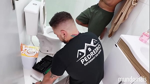 L'idraulico mi ha mangiato deliziosamente e mi ha anche dato il culo!