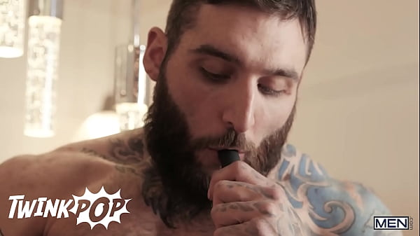 Le minet maigre Theo Brady chevauche le gros poteau du pompier Tony D'Angelo jusqu'à ce qu'il se retrouve creampied - TWINKPOP