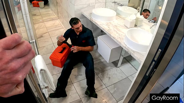 Thợ sửa ống nước sử dụng công cụ của mình để thông lỗ thoát nước của Brody