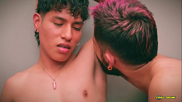 Bareback Anal ATM Big Dick Latino Diego Erazo baise Camilo Brown et se remplit la bouche de sperme