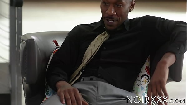 Der muskulöse Hengst Casey Everett wird vor dem Blowjob von Deep Dicc ohne Sattel gefickt