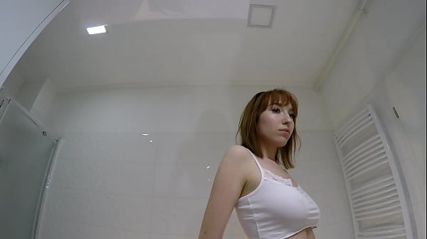 Una de las universitarias pelirrojas más calientes, todas con una minifalda corta modificada y sin bragas ni sujetador en el baño, muestra el coño y el culo