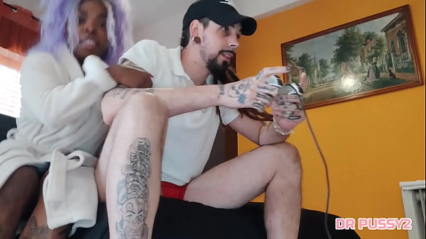 NOVIA COSPLAY DE VIDEOGAMER DE EBONY INTERRUMPIO EL JUEGO PARA JUGAR CON EL JOYSTICK Y SE LLENÓ EL COÑO DE LECHE (completo)