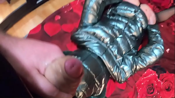 PRECEDENTE - MilfyCalla riceve un sacco di sperma sui piumini e sui piumini 3