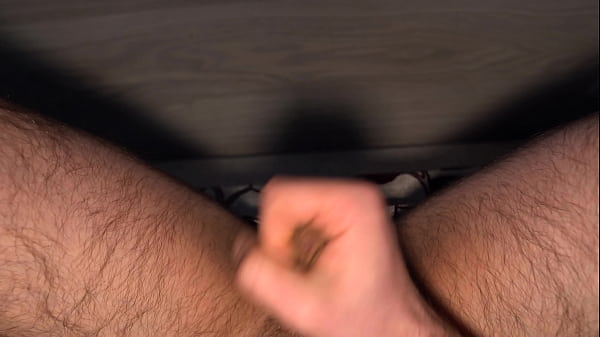 Questo ragazzo adora sputarsi sul cazzo e usare la saliva invece del lubrificante. Orgasmo forte con una vagina di gomma.