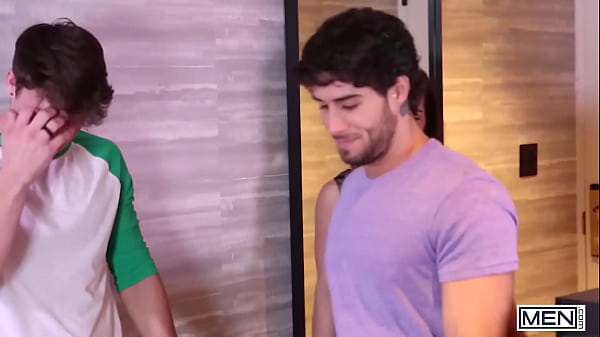 HOMBRES - Paul Canon quiere que Diego Sans se lo folle, así que comienza a chuparle la polla mientras su esposa está en la otra habitación